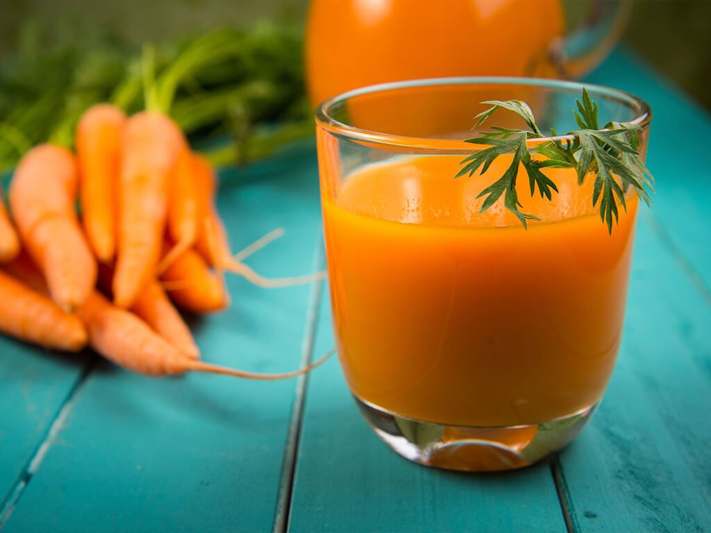 Suco de cenoura com maracujá, receita simples e refrescante